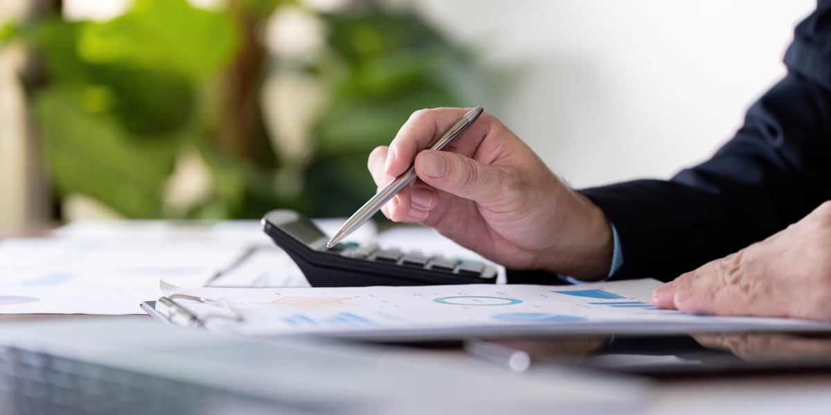 Comptable qui travaille sur son reporting Comptable qui travaille sur son reporting